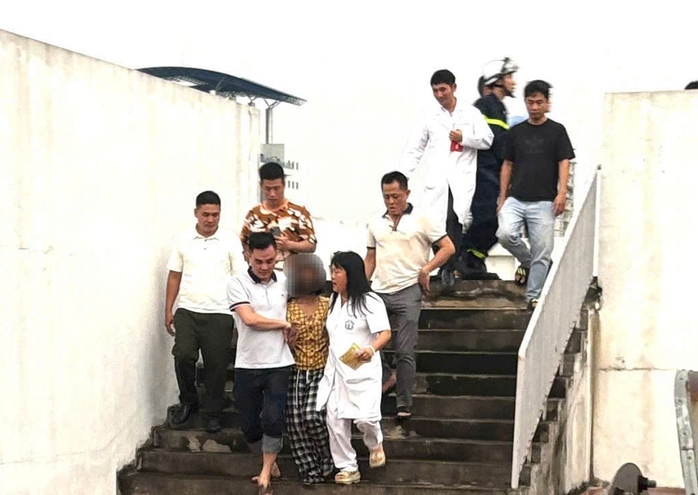 Hơn 3 giờ giải cứu thiếu nữ 15 tuổi trên tầng thượng bệnh viện- Ảnh 2. Hơn 3 giờ giải cứu thiếu nữ 15 tuổi trên tầng thượng bệnh viện- Ảnh 2.