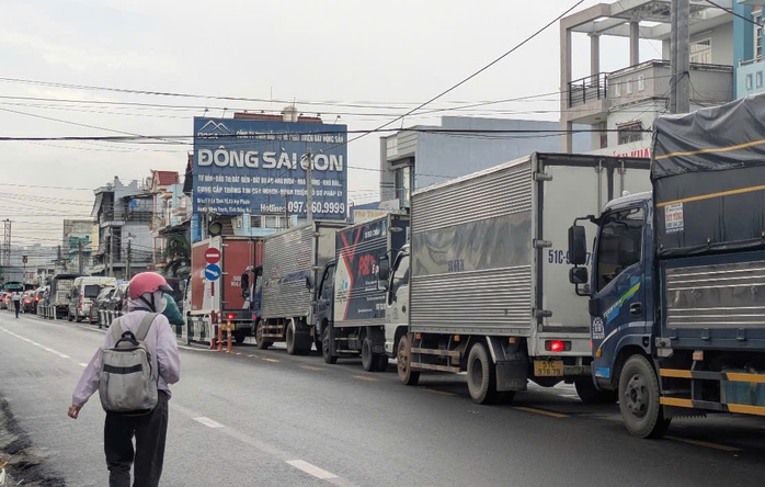 Hướng Đồng Nai đi TP HCM tắc từ sáng tới chiều, nhân viên phà Cát Lái đi xa vài trăm mét để bán vé- Ảnh 6. Hướng Đồng Nai đi TP HCM tắc từ sáng tới chiều, nhân viên phà Cát Lái đi xa vài trăm mét để bán vé- Ảnh 6.