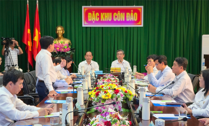 TP HCM cử bác sĩ luân phiên hỗ trợ y tế Côn Đảo - Ảnh 1.