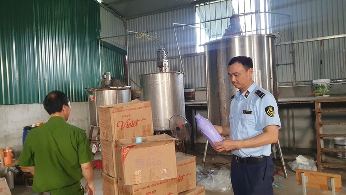 Giám đốc công ty mua bột giặt nổi tiếng về nghiên cứu rồi sản xuất ra hàng loạt sản phẩm giả- Ảnh 1.
