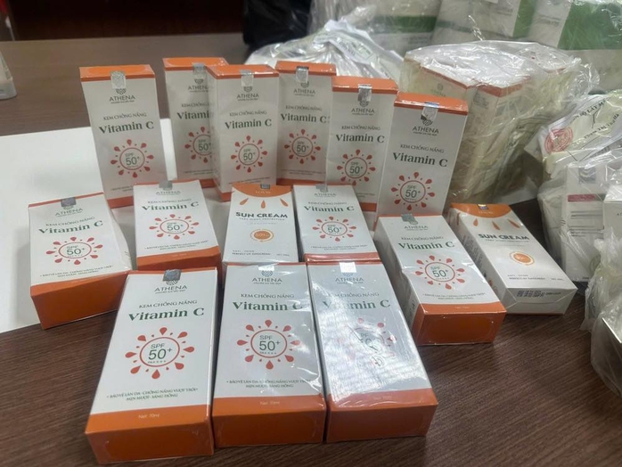 Thu hồi toàn quốc 2 loại kem chống nắng giả- Ảnh 2. Thu hồi toàn quốc 2 loại kem chống nắng giả- Ảnh 2.