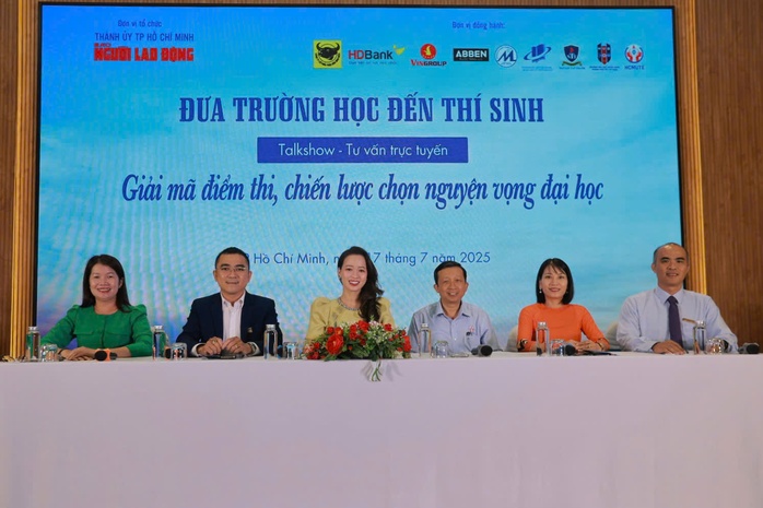 Đang giải đáp "nóng" về điểm thi, chọn nguyện vọng ĐH - Ảnh 1.