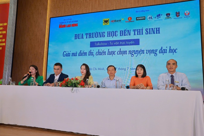 Đang giải đáp "nóng" về điểm thi, chọn nguyện vọng ĐH - Ảnh 7.