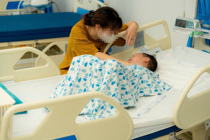 Hai anh em nhỏ tuổi nguy kịch sau vụ đâm xe liên hoàn ở Hà Nội - Ảnh 1.