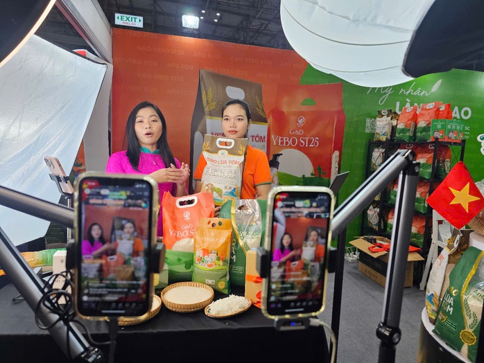 KOL/KOC livestream bán hàng đối mặt với quy định mới Từ luật Thương mại điện tử - Ảnh 1. KOL/KOC livestream bán hàng đối mặt với quy định mới Từ luật Thương mại điện tử - Ảnh 1.