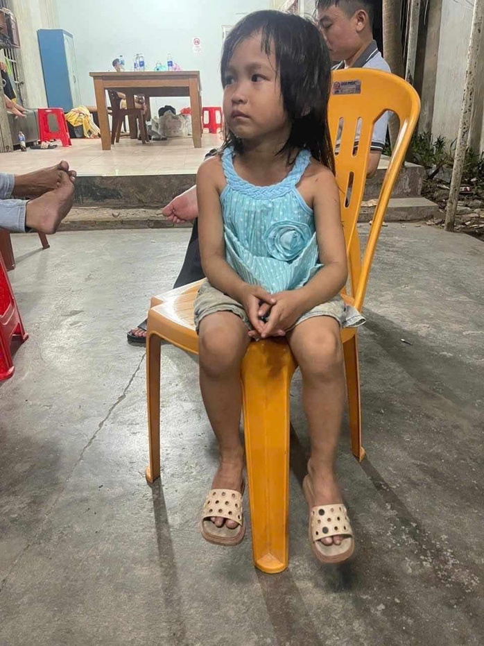 Bé 5 tuổi đi lạc 8 ngày đã có người đến nhận là cô ruột - Ảnh 1.