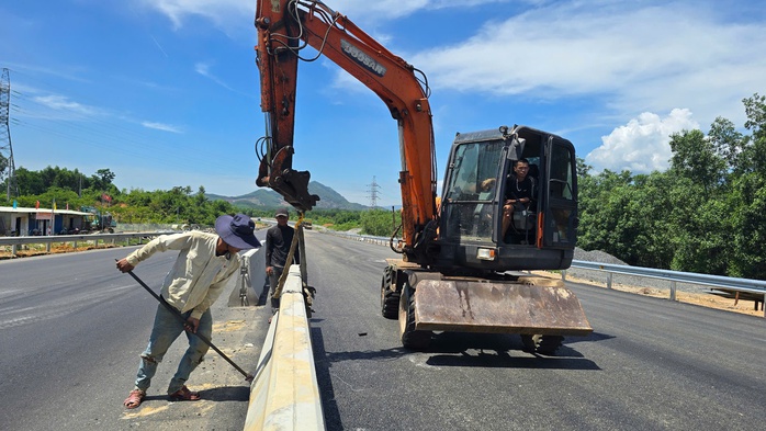 Thứ trưởng Bộ Xây dựng chỉ đạo nóng tại hiện trường thi công cao tốc hòa Liên - túy loan - Ảnh 3. Thứ trưởng Bộ Xây dựng chỉ đạo nóng tại hiện trường thi công cao tốc hòa Liên - túy loan - Ảnh 3.