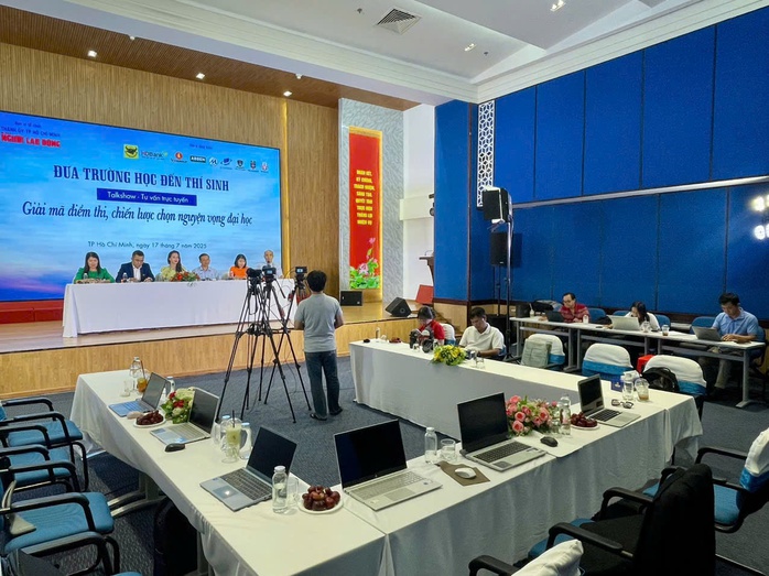 Đang giải đáp "nóng" về điểm thi, chọn nguyện vọng ĐH - Ảnh 11.