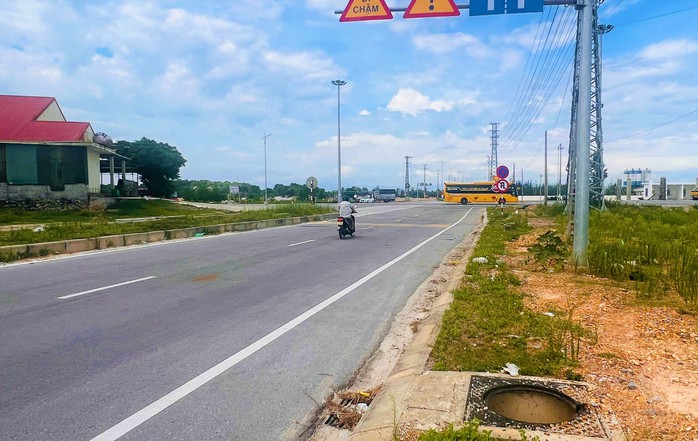 Điều kỳ lạ mất nắp hố ga trên đường 210 tỉ đồng ở Quảng Trị - Ảnh 3.
