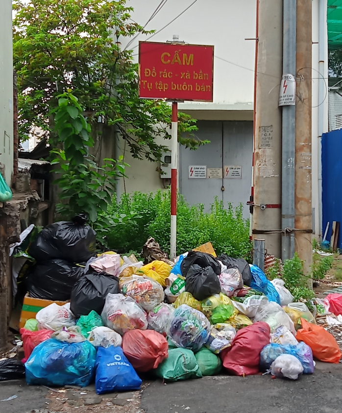 Đổ rác ngay biển cấm- Ảnh 1.