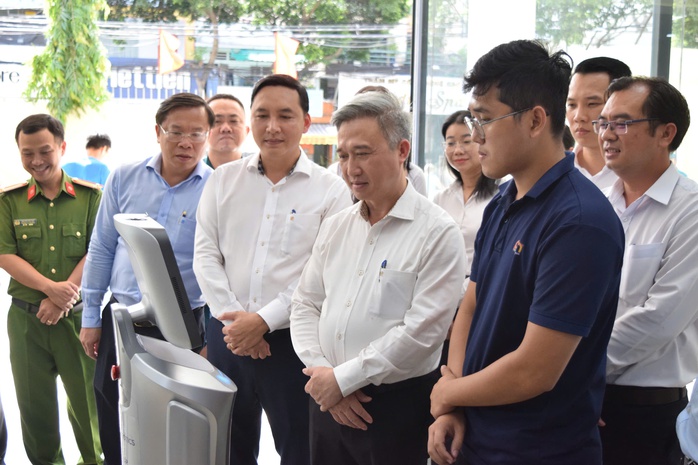 Lãnh đạo TP HCM khen phường Thủ Đức đưa robot vào phục vụ người dân- Ảnh 1.