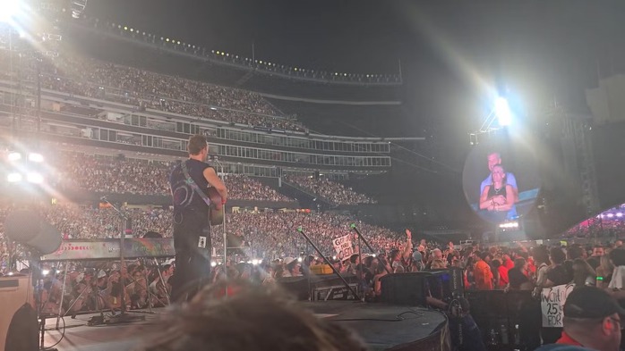 Ồn ào nghi vấn lộ ngoại tình khi xem đêm nhạc Coldplay- Ảnh 3.