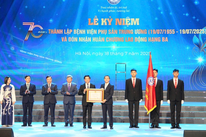Bệnh viện Phụ sản Trung ương đón nhận Huân chương Lao động hạng Ba - Ảnh 1.