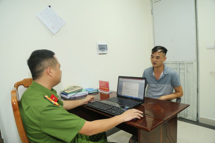 Chạy xe ngược chiều, người đàn ông còn đánh người giữa phố- Ảnh 2.