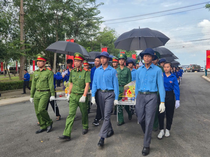 Lãnh đạo tỉnh Tây Ninh phát biểu xúc động tại lễ an táng 156 hài cốt liệt sĩ- Ảnh 1. Lãnh đạo tỉnh Tây Ninh phát biểu xúc động tại lễ an táng 156 hài cốt liệt sĩ- Ảnh 1.