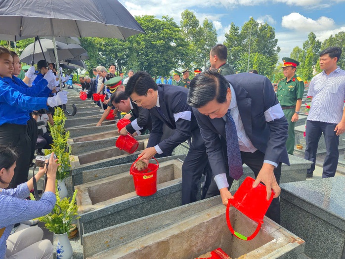 Lãnh đạo tỉnh Tây Ninh phát biểu xúc động tại lễ an táng 156 hài cốt liệt sĩ- Ảnh 2. Lãnh đạo tỉnh Tây Ninh phát biểu xúc động tại lễ an táng 156 hài cốt liệt sĩ- Ảnh 2.
