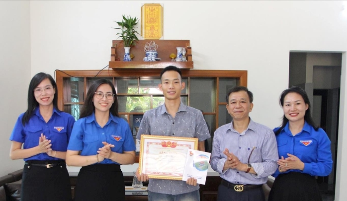 Tặng bằng khen cho "người hùng" cứu cháu bé trước mũi tàu hoả- Ảnh 1. Tặng bằng khen cho "người hùng" cứu cháu bé trước mũi tàu hoả- Ảnh 1.