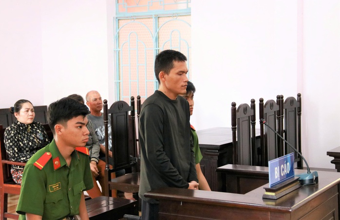 Người đàn ông ở Cà Mau bị đâm trọng thương vì hỏi "gì vậy bạn" - Ảnh 1.