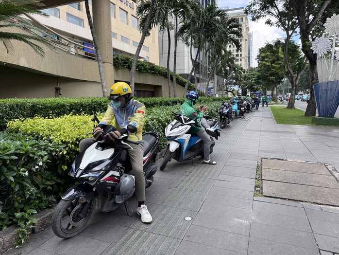 Đề án chuyển đổi xe máy xăng sang xe điện: Thách thức cho tài xế công nghệ - Ảnh 1. Đề án chuyển đổi xe máy xăng sang xe điện: Thách thức cho tài xế công nghệ - Ảnh 1.