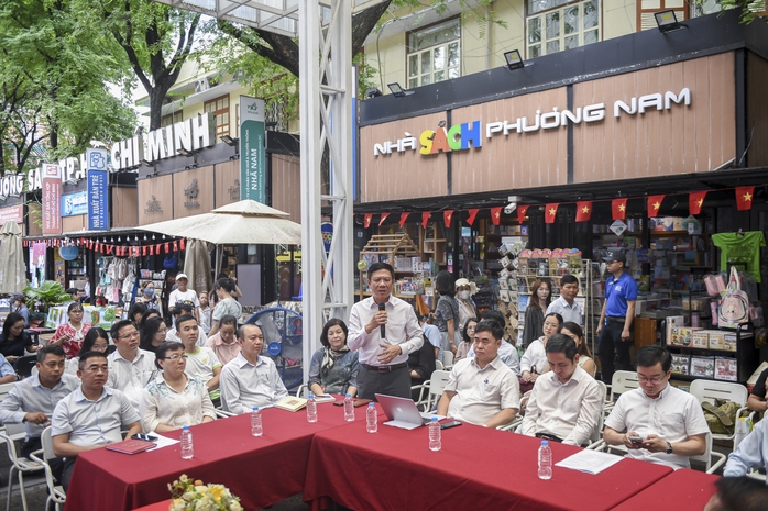 Đường sách TP HCM đạt doanh thu hơn 31 tỷ đồng nửa đầu năm 2025 - Ảnh 4.