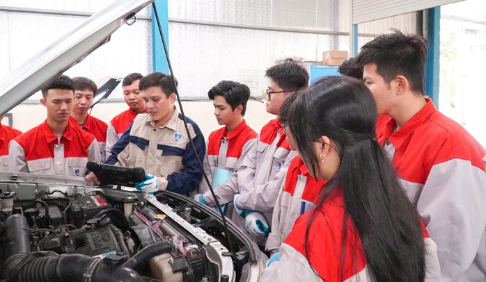 Chuyển đổi xe xăng sang xe điện, ngành kỹ thuật ô tô có sợ "hết thời"?- Ảnh 1.