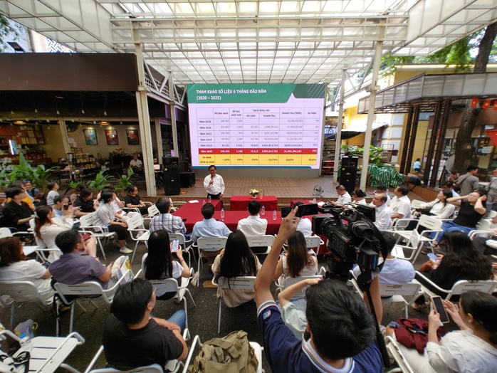Đường sách TP HCM đạt doanh thu hơn 31 tỷ đồng nửa đầu năm 2025 - Ảnh 1.