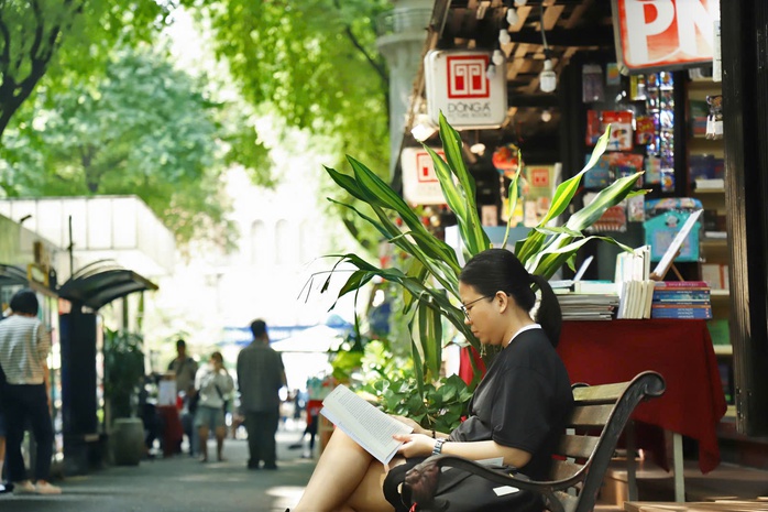 Đường sách TP HCM đạt doanh thu hơn 31 tỷ đồng nửa đầu năm 2025 - Ảnh 5.