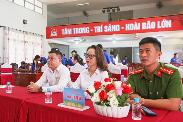 Báo Người Lao Động trao cờ Tổ quốc, đồng hành chiến dịch Mùa hè xanh- Ảnh 1.