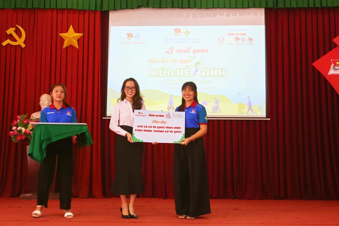 Báo Người Lao Động trao cờ Tổ quốc, đồng hành chiến dịch Mùa hè xanh- Ảnh 2.