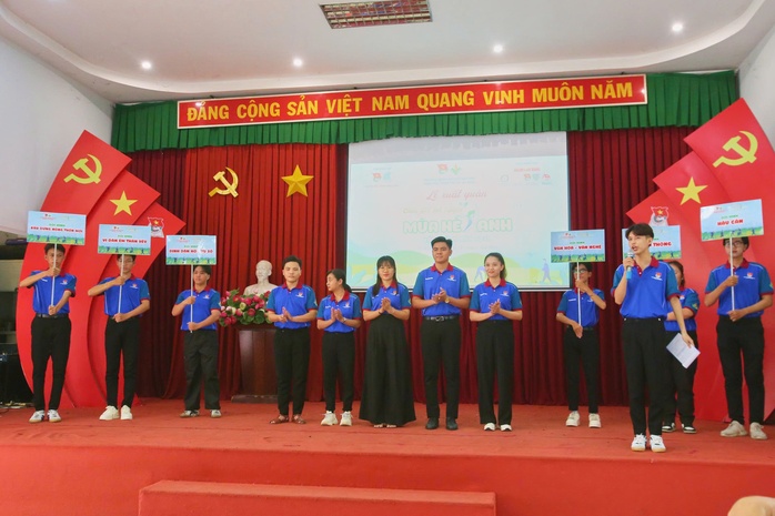 Báo Người Lao Động trao cờ Tổ quốc, đồng hành chiến dịch Mùa hè xanh- Ảnh 3.