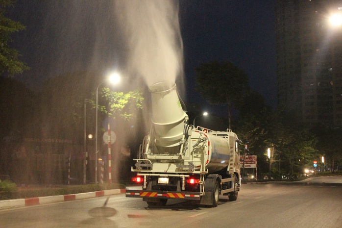Hà Nội triển khai "pháo xa sương mù" làm sạch không khí đô thị- Ảnh 3. Hà Nội triển khai "pháo xa sương mù" làm sạch không khí đô thị- Ảnh 3.