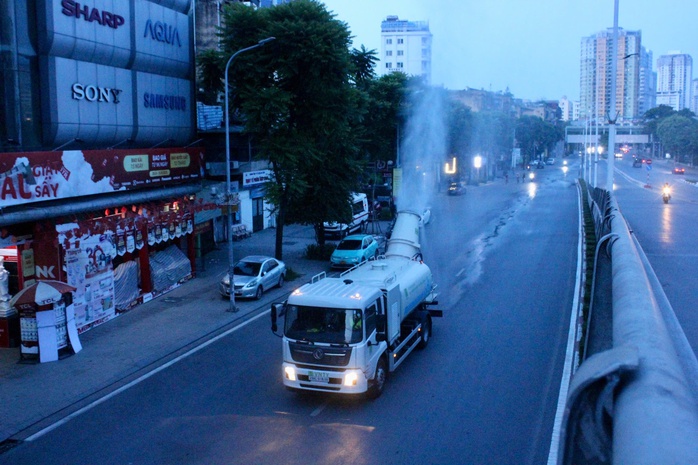 Hà Nội triển khai "pháo xa sương mù" làm sạch không khí đô thị- Ảnh 2. Hà Nội triển khai "pháo xa sương mù" làm sạch không khí đô thị- Ảnh 2.