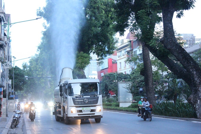 Hà Nội triển khai "pháo xa sương mù" làm sạch không khí đô thị- Ảnh 1. Hà Nội triển khai "pháo xa sương mù" làm sạch không khí đô thị- Ảnh 1.