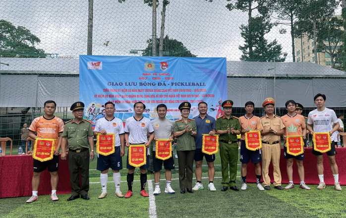 Giao lưu bóng đá - pickleball chào mừng 80 năm Ngày truyền thống Công an nhân dân- Ảnh 4. Giao lưu bóng đá - pickleball chào mừng 80 năm Ngày truyền thống Công an nhân dân- Ảnh 4.