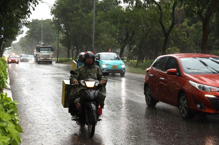 TP HCM mưa lớn kèm theo gió mạnh - Ảnh 2.