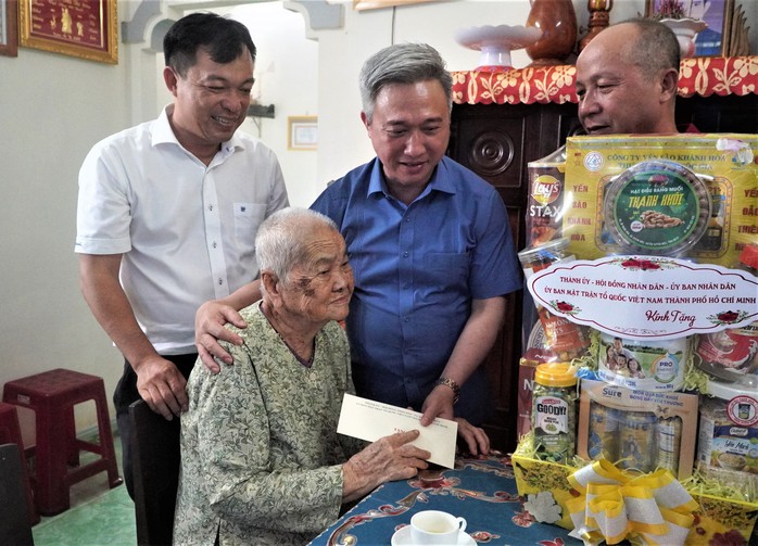 Phó Bí thư Thành ủy TP HCM Đặng Minh Thông thăm, tri ân gia đình chính sách - Ảnh 2.