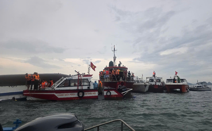 Vụ đắm tàu du lịch trên vịnh Hạ Long: Cứu được 12 người, tìm thấy thi thể 7 nạn nhân- Ảnh 1.