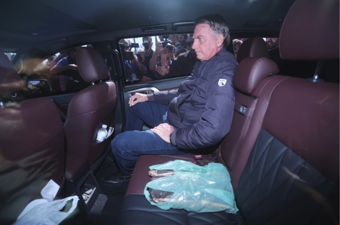 Cảnh sát đột kích nhà cựu Tổng thống Brazil Bolsonaro, bắt đeo thiết bị giám sát- Ảnh 1. Cảnh sát đột kích nhà cựu Tổng thống Brazil Bolsonaro, bắt đeo thiết bị giám sát- Ảnh 1.