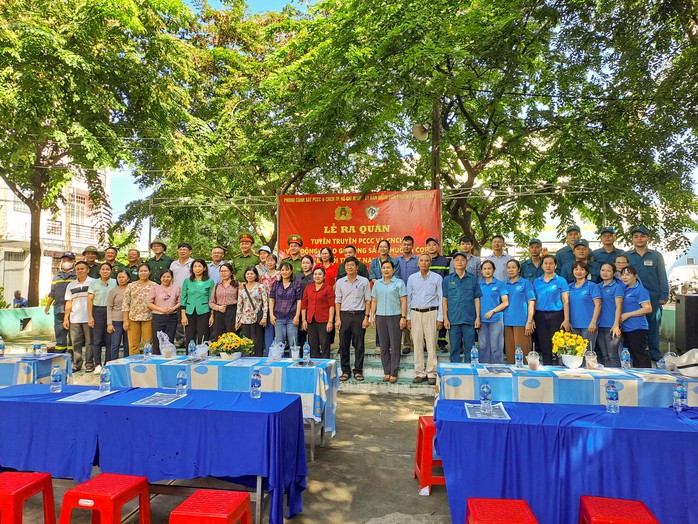 TP HCM: Ra quân tháo “chuồng cọp”, mở lối thoát chung cư  - Ảnh 1.