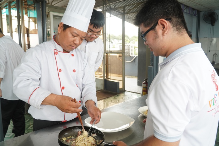 Học nghề ngắn hạn bội thu ở nhiều ngành "hot"- Ảnh 3. Học nghề ngắn hạn bội thu ở nhiều ngành "hot"- Ảnh 3.