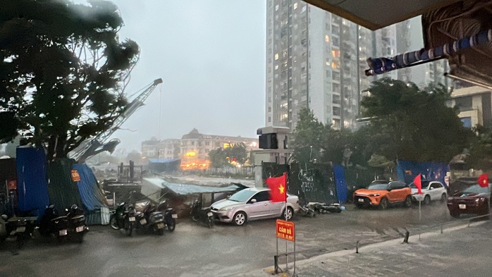 Hà Nội chứng kiến mưa giông kinh hoàng và gió giật mạnh vào chiều 19 - 7 - Ảnh 2. Hà Nội chứng kiến mưa giông kinh hoàng và gió giật mạnh vào chiều 19 - 7 - Ảnh 2.