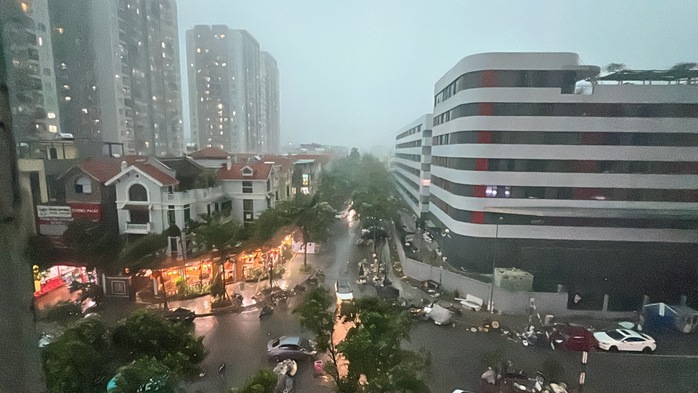 VIDEO: Hà Nội mưa dông mạnh, gió thổi bạt người đi xe máy, trời tối sầm rồi mưa như trút - Ảnh 1.