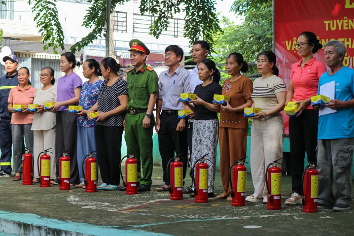 TP HCM: Ra quân tháo “chuồng cọp”, mở lối thoát chung cư  - Ảnh 5.