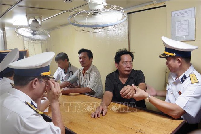 Tàu Hải quân Đưa ngư dân bệnh nặng từ Trường Sa về TP HCM an toàn - Ảnh 1.