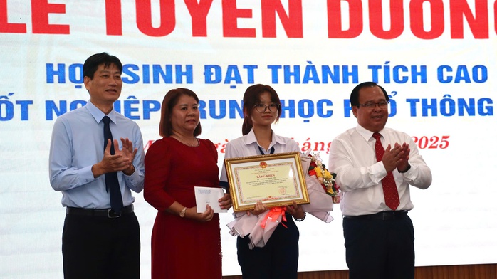 Cà Mau tuyên dương 32 học sinh có thành tích cao trong kỳ thi tốt nghiệp THPT - Ảnh 1.
