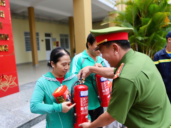 TP HCM: Ra quân tháo “chuồng cọp”, mở lối thoát chung cư  - Ảnh 10.