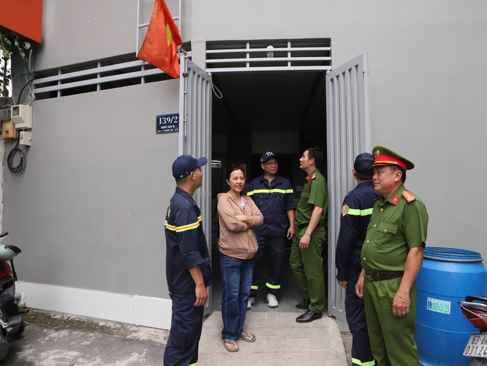 TP HCM: Ra quân tháo “chuồng cọp”, mở lối thoát chung cư  - Ảnh 11.
