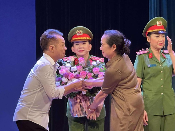 Minh Nhí, Bình Tinh được khán giả thủ đô cổ vũ với "Cuộc đoàn tụ cảm xúc" - Ảnh 8.