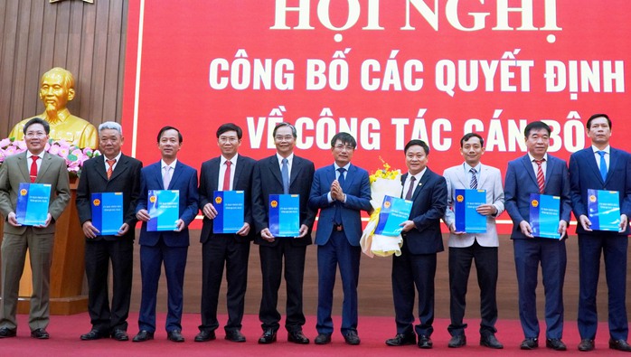 Công bố hàng loạt lãnh đạo chủ chốt ở Quảng Ngãi- Ảnh 4. Công bố hàng loạt lãnh đạo chủ chốt ở Quảng Ngãi- Ảnh 4.