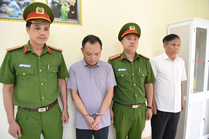 Bắt tạm giam giám đốc công ty sản xuất mỹ phẩm giả - Ảnh 1.
